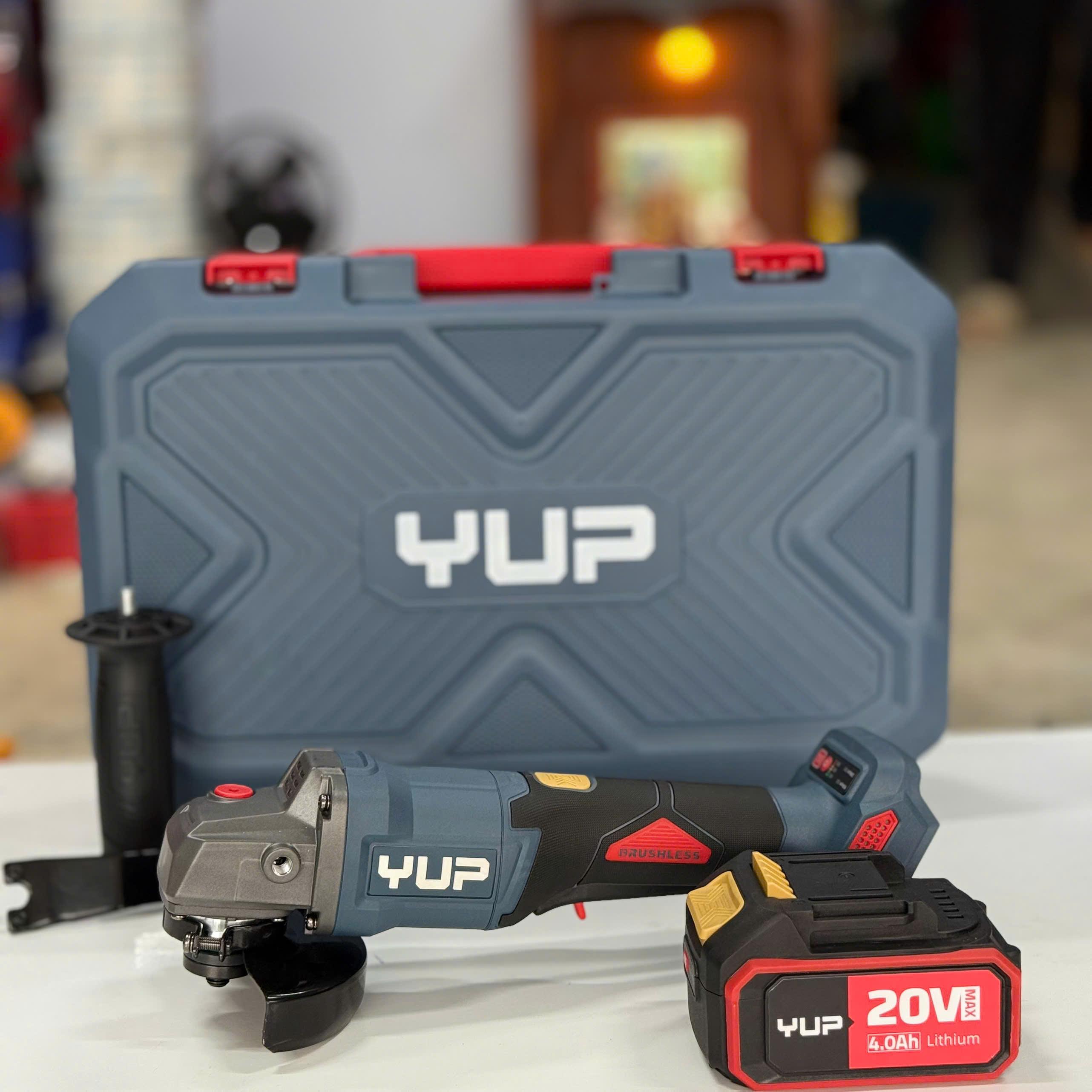 Thân máy kèm 2 pin 4.0ah YUP +sạc S20 YUP