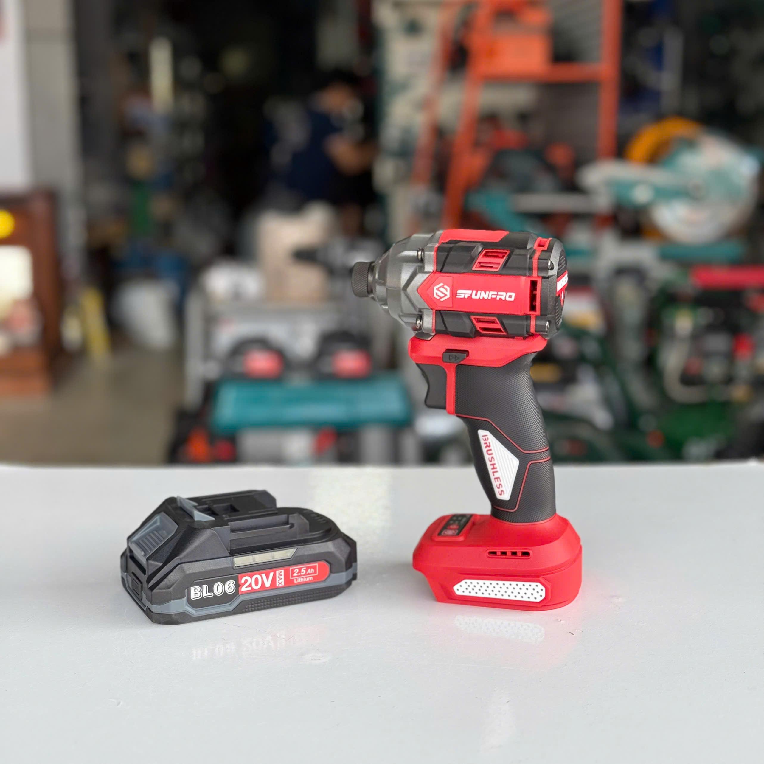 Thân máy + 2 pin BL 2.5ah + sạc S20